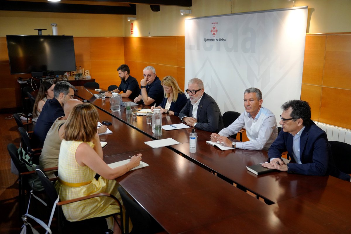 apilleida's tweet image. Ahir el nostre president, juntament amb altres professionals, es van reunir amb el paer en cap de l&apos;Ajuntament de Lleida per analitzar la nova llei d&apos;habitatge i les mesures que es poden dur a terme en el sector durant els propers anys.

#apilleida 
#paerialleida 
#lleihabitatge