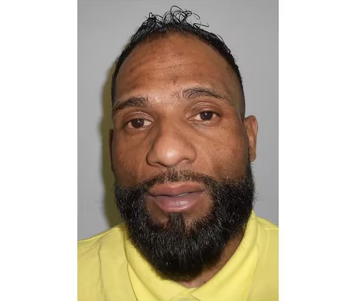 Mediavenir's tweet image. 🇫🇷 ALERTE INFO - Un appel à témoins a été lancé pour retrouver le fugitif "dangereux", soupçonné de 2 meurtres depuis son évasion. L’homme est "de type métis", "mesure 1,85 mètre" et "a une corpulence athlétique avec les cheveux noirs frisés". Il est recherché près d'#Angers,…