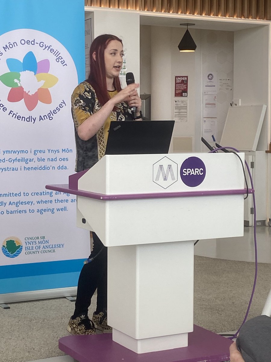 Ema o Gymunedau Digidol Cymru yn gwneud cyflwyniad diddorol ar ddefnyddio cyfryngau cymdeithasol ar gyfer grwpiau cymunedol yn nigwyddiad Fforwm Pobl Hŷn Ynys Môn #ynysmonoedgyfeillgar