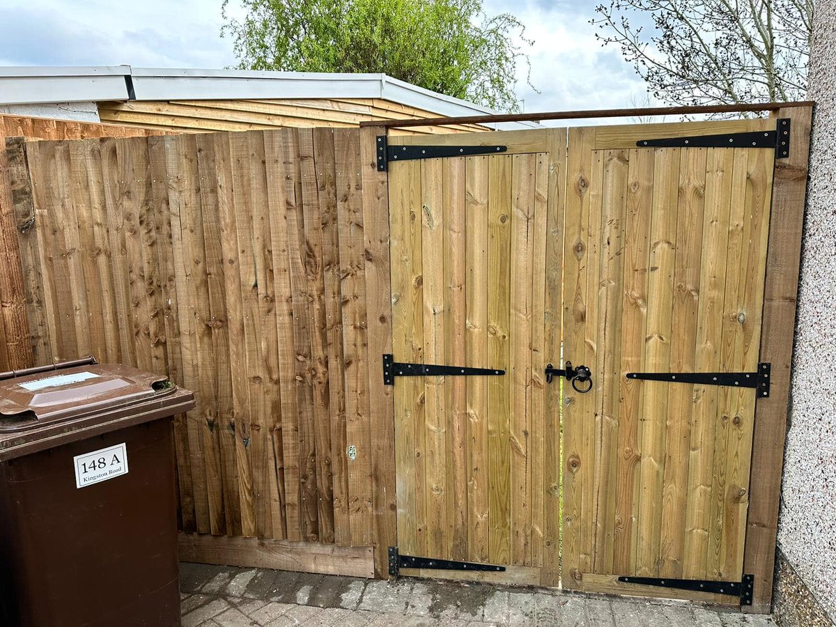 💥 Another happy customer! The team installed a new wooden gate in Surrey 🌳

☎️ Call us today on 07864 641240 for more information on all our services 

#greenestlandscaping #fencing #fence #fencingcontractor #tree #treesurgery #landscaping #gardendesign #surrey #property
