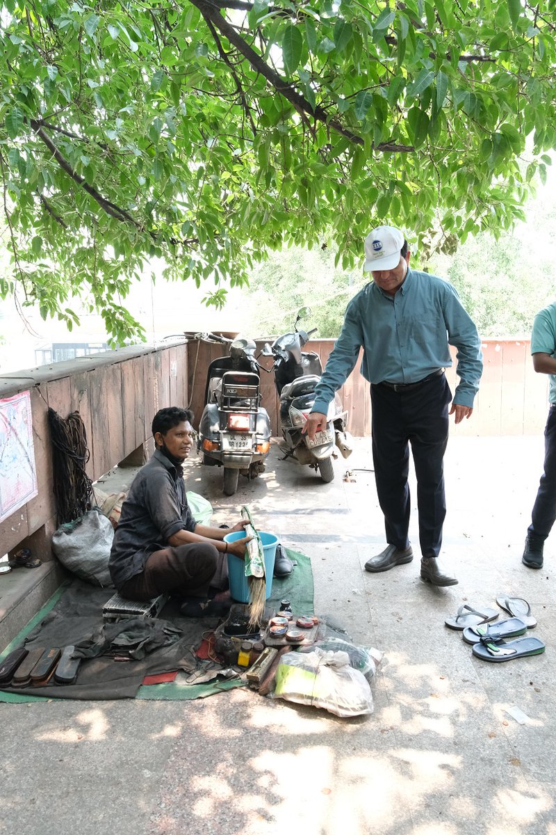 EngineersIND's tweet photo. As part of the Swachhta Pakhwada initiatives Team EIL organised a Swachhta Rally in the vicinity of Bhikaiji Cama Place to sensitize the small vendors and sellers on the importance of cleanliness, hygiene and sanitation. The team also distributed housekeeping items to enable the vendors to clean the area around their shops and instillations. Team EIL is fully committed to realize the vision of #SwachhBharatAbhyan layed out by Hon'ble Prime Minister of India, Sh @NarendraModi @HardeepSPuri @Rameswar_Teli @Vartika15791157 #SwachhBharatAbhyan #G20 #SwachhtaPakhwada