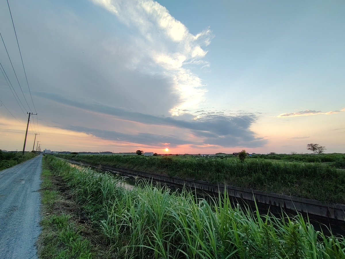 NVuttKo's tweet photo. もひとつオマケ♪
なんかジブリっぽい感じに夕焼けダイヤモンド撮れた♪

#田舎
#夕日
#景色
#綺麗 https://t.co/mZKK4MOZ42