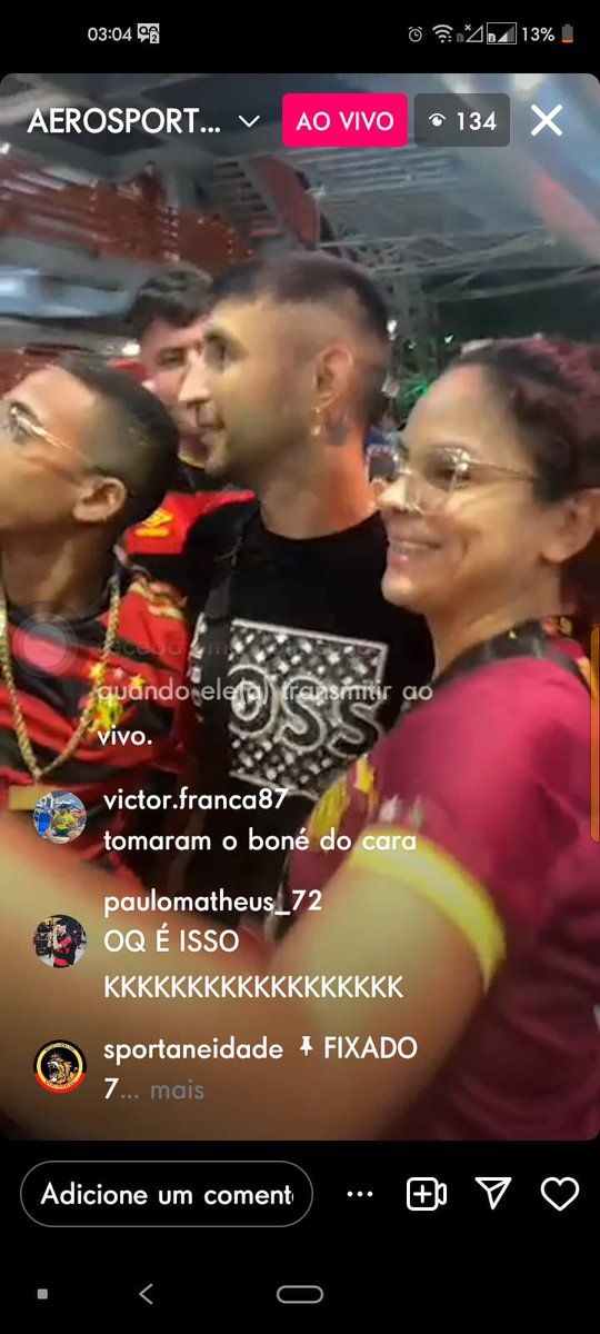 ofcsportrecife's tweet photo. A torcida do Sport foi até o aeroporto, em bom número, esperando a chegada de Diego Souza. 

Diego Souza não apareceu, mas do nada Alan Ruiz, sim. O novo jogador do Sport, apareceu do nada no aeroporto e foi bem recepcionado pelos torcedores do Sport, que só foram para ver Diego. https://t.co/4N7elib6xj