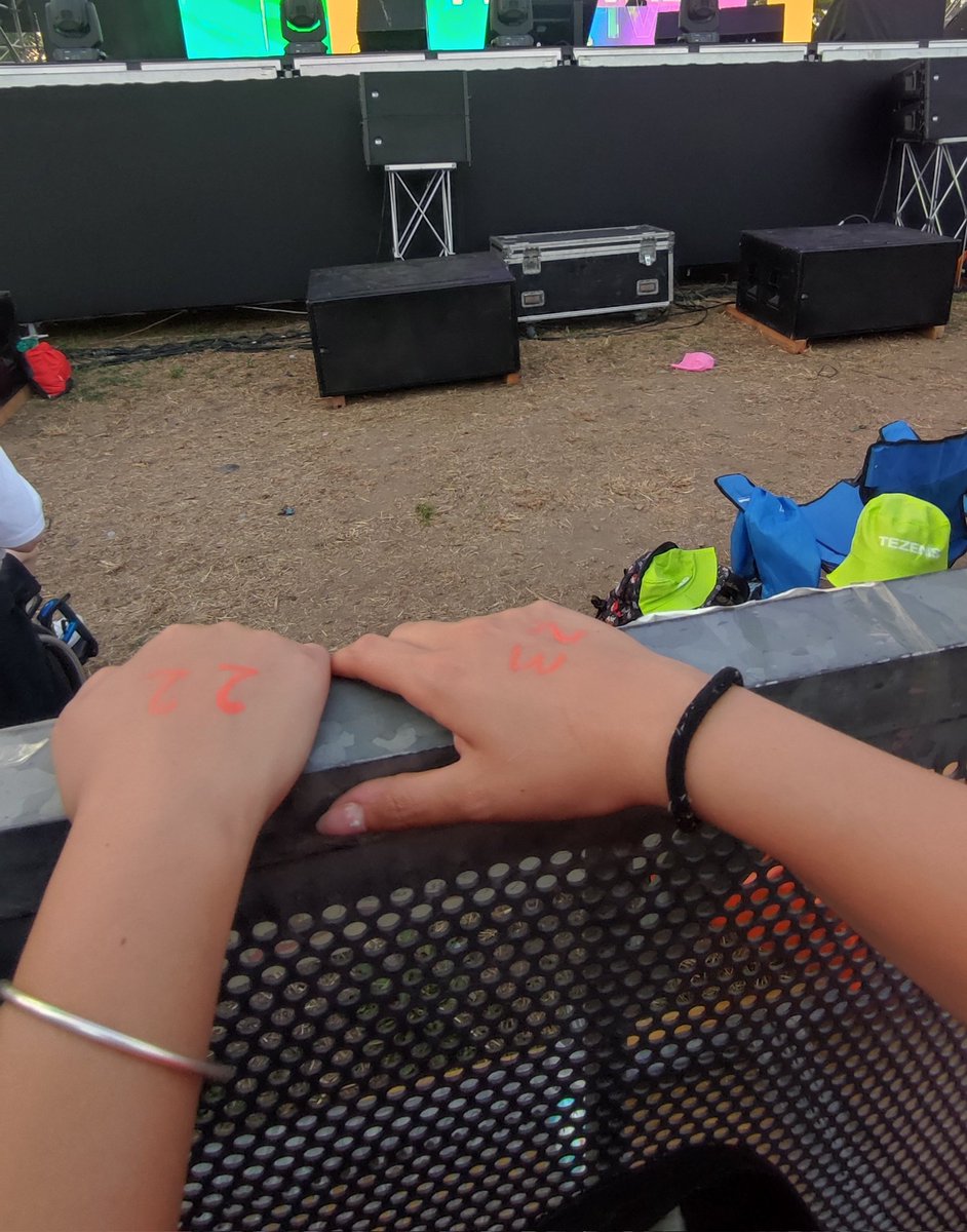 gigsera's tweet photo. RT  to get barricate at your next concert 🍀 https://t.co/oltGE17eaw