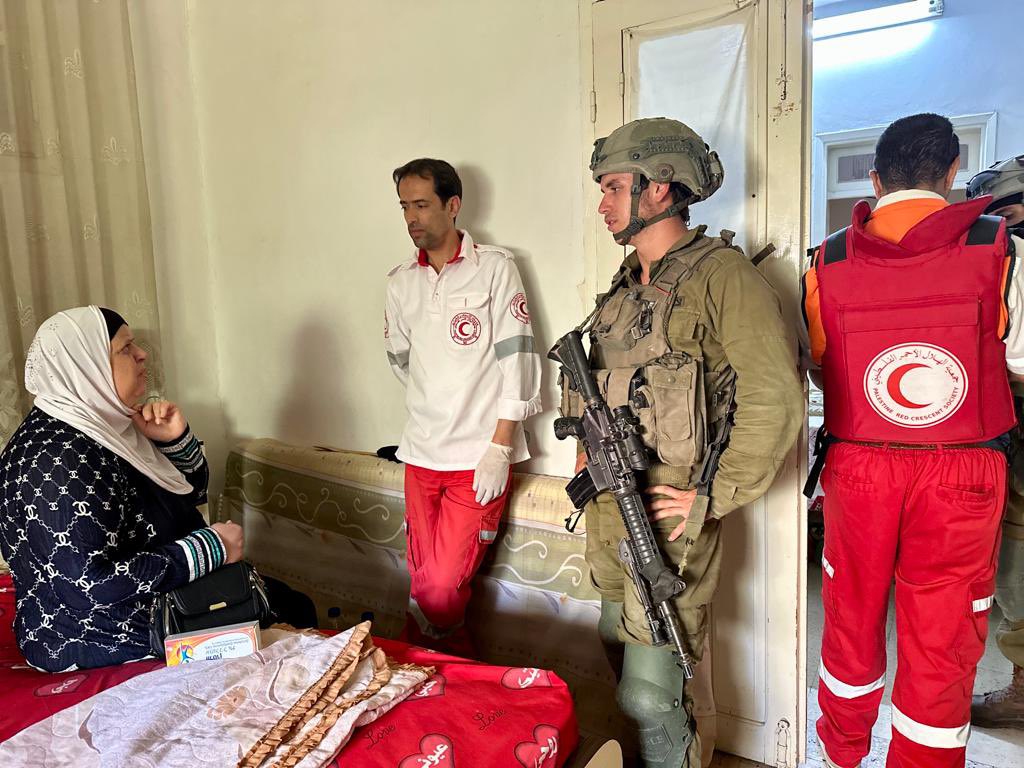 aryeshalicar's tweet photo. Dieses aktuelle Foto aus Dschenin ist ein erfrischender Beweis dafür, dass Israel nicht gegen “die Palästinenser” kämpft, sondern ausschliesslich gegen paläst. Terroristen. 
Wenn dem nicht so wäre, würden israelische Soldaten vor Ort nicht mit paläst. Sanitätern kooperieren. https://t.co/TzQJJzXINA