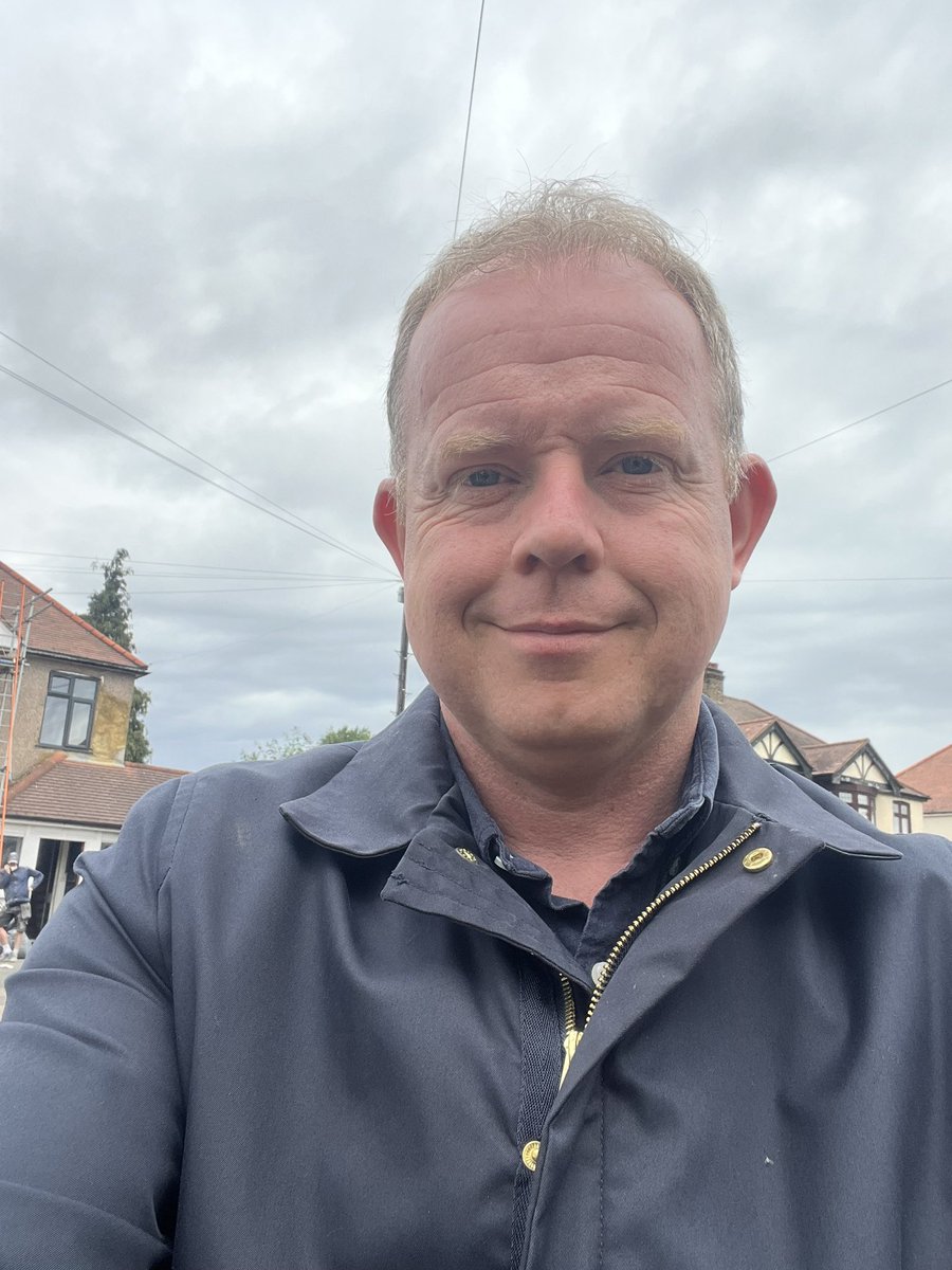 I’m to the National Landlord Investment Show in London. I’m combining my love of property AND music today 🎶🏠

I’ll be singing for a couple of hours in the venue after a great day of networking. Looking forward to it! Have a great day! 🎶👍

#Musician #music