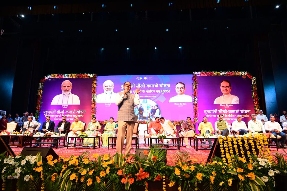 vaibhavpawarmp's tweet photo. आज भोपाल के रवींद्र भवन में माननीय मुख्यमंत्री श्री @ChouhanShivraj जी व माननीय प्रदेश अध्यक्ष श्री @vdsharmabjp जी के साथ #मुख्यमंत्री_सीखो_कमाओ_योजना पोर्टल पर युवाओं के पंजीयन शुभ आरंभ कार्यक्रम में सम्मिलित हुआ।
माननीय मुख्यमंत्री जी ने पोर्टल का शुभ आरंभ किया।
#MMSKY https://t.co/zs2jMQLP8j