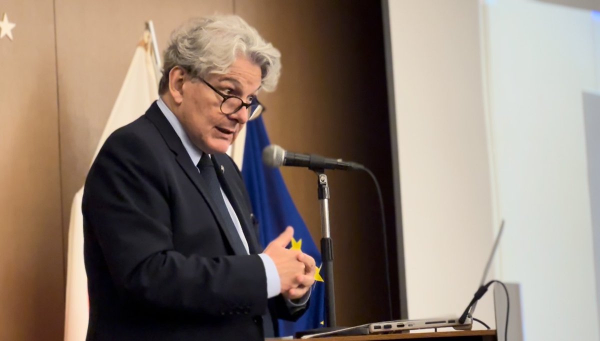 EUJapanCentre's tweet photo. Commissioner @ThierryBreton at today's @EUJapanCentre event:
“In the current volatile economic context, EU and Japan need to cooperate even more closely to accelerate the greening and the digitalisation of our industries, as well safeguarding the resilience of our supply chains" https://t.co/UkzDP5t5Wu