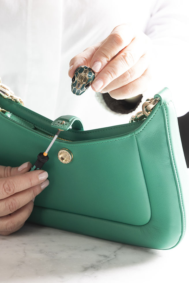 Bulgariofficial's tweet photo. Artisans introduce the revamped snakehead closure to the #SerpentiBaia bag, flawlessly combining three materials. Hard stones for the eyes, colorful enamel for the matching scales, and metal for the hexagonal studs. https://t.co/yfOShsmFka #BulgariAccessories https://t.co/fTBMe0nYro