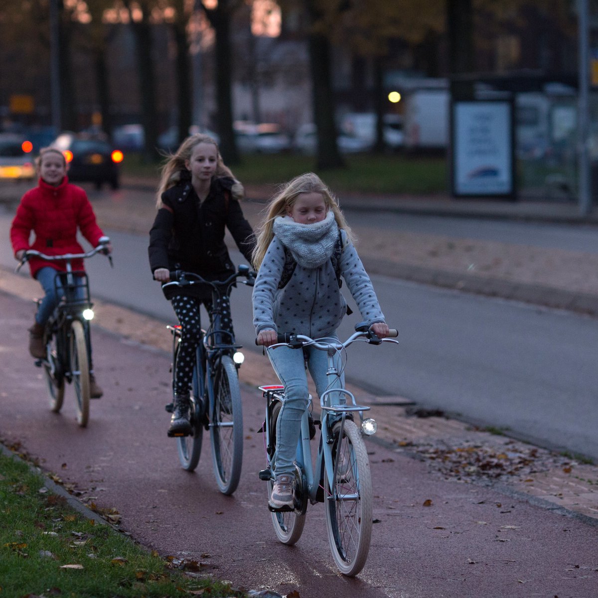VVNWest's tweet photo. In veel gevallen betekent het voortgezet onderwijs een nieuwe en langere route naar school. We bereiden de leerlingen van het Kompas en de Bernardusschool hier goed op voor Met de Van 8 naar 1 special. Deze les wordt mede mogelijk gemaakt door 
@ProvincieNH https://t.co/KBbDORpPK5