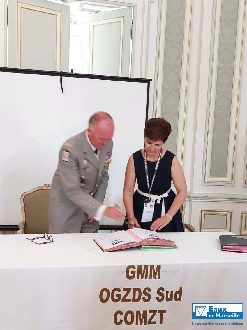 #Partenariat | 🤝Le Groupe des Eaux de Marseille soutient les hommes et les femmes servant nos #armées. 🪖
<a href="/Sandmotte/">Sandrine Motte</a>, aux côtés du Général de Corps d’Armée Pascal Facon, a signé le manifeste #ProMilès qui renforce la relation armées-entreprise 🖋.

 ➡️vu.fr/loOfM