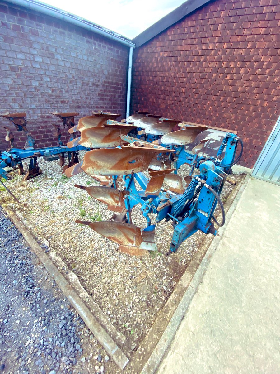 FocusAgrarLenz's tweet photo. Symbolbild für die zunehmende Bedeutung der pfluglosen #Boden-Bearbeitung auch in der #Voreifel?
#Notill
4️⃣+3️⃣+3️⃣ Schar Dreh-#Pflug
😉🖖
#Landwirtschaft🚜 für #Ernährung🍽️ https://t.co/u4j0pOT2C6