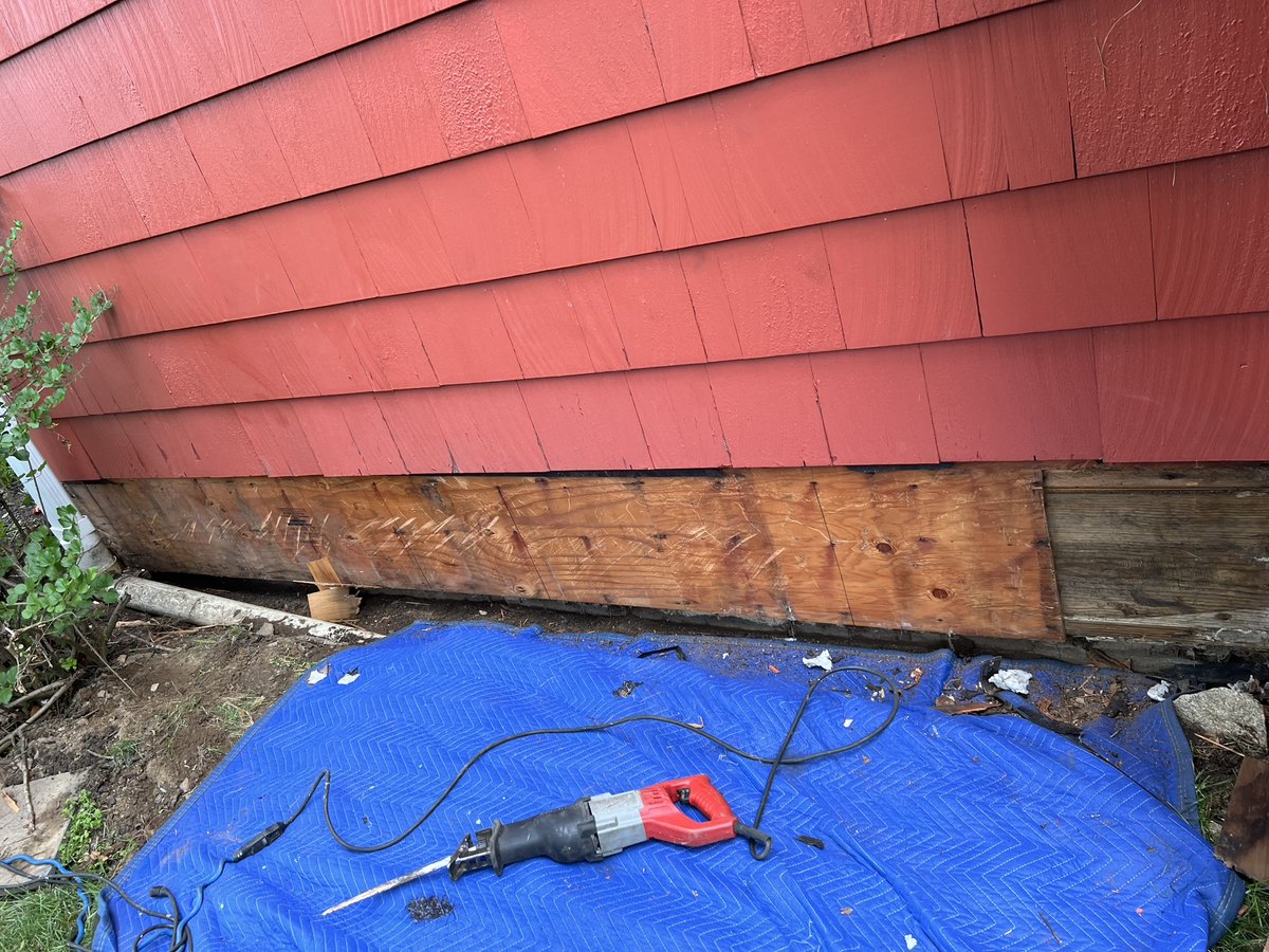 handyable's tweet photo. Rotten Siding Repair 

Do not let your home come to this: give us a call for a quote or estimation : we are here to help 

Visit us at https://t.co/ajkUWN1cz1
Or call us at (914)837-5404 https://t.co/cQCGaPtTE3