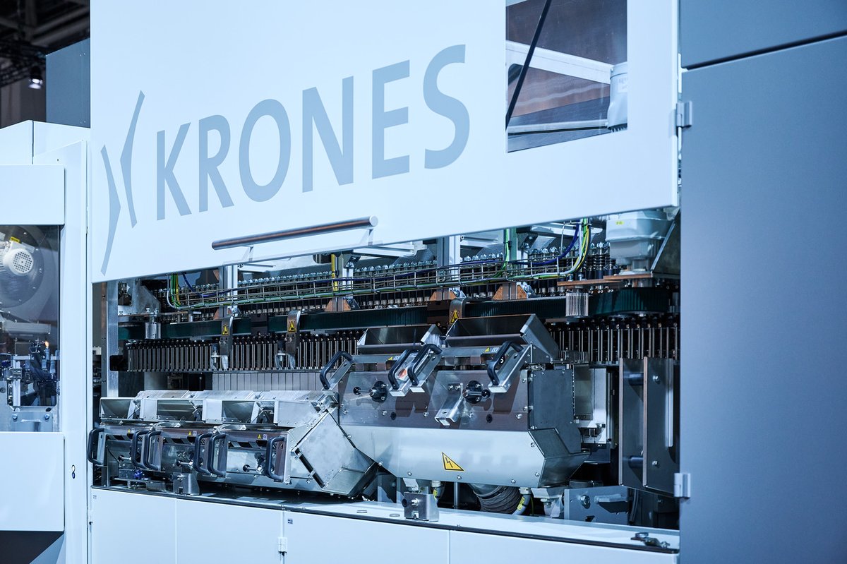 KronesAG's tweet photo. More really is more when it comes to the use of #recycled materials! β»οΈπΏ
That's exactly why the fourth generation of our #Krones #Contiform not only processes #rPET preforms, it now also consists of protective panels with 85 % recycled content. https://t.co/1AOT1WVx19