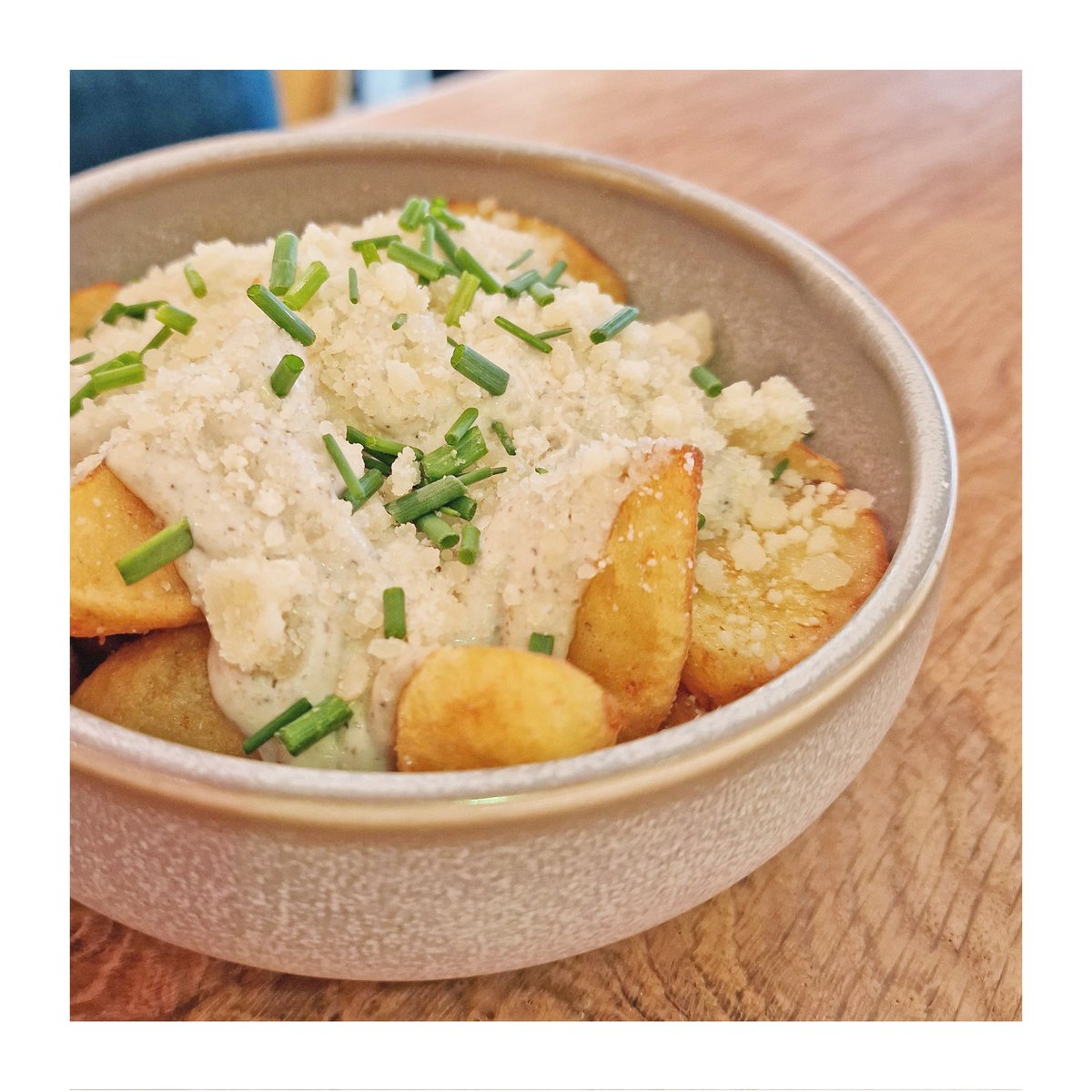 LExtremenos's tweet image. Nuestras deliciosas patatas trufadas con parmesano ¡Tenéis que probarlas! 😍

#elcieloextremeno #elcielocalella #calellaesmes #visitcalella #maresme #visitpineda #pinedademar #santasusanna #santpoldemar #patatasbravas #delicatessen #restaurante #restaurant  #foodie #parmesano