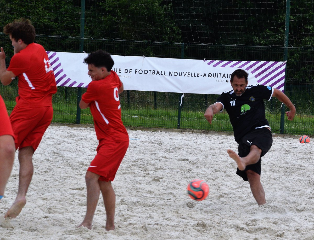 LigueFootballNA's tweet photo. [ National #BeachSoccer ]

🔙 C'était ce week-end à #StSever dans les #Landes, la finale régionale #LFNA du #NationalBeachSoccer.

🔗 Retour sur cet événement qui a vu le sacre du #OeyreluyFutsal et du FC #StMedardenJalles : https://t.co/YHMzAP4r4v

📸 : Yvon Charondière https://t.co/jqmCNQRNlX