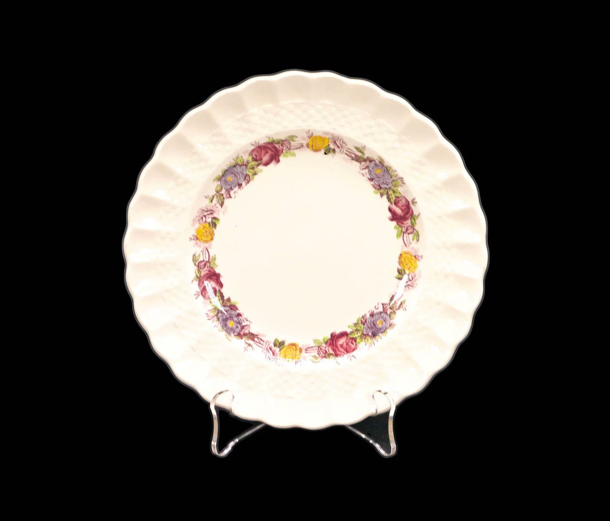 G97816960Girl's tweet photo. Spode Rose Briar salad plate. Chelsea wicker shape. Spode red mark. Made in England. https://t.co/YQqBCGQC94 via @Etsy #BuyfromGroovy #antiqueshop #tableware #dinnerware #vintagetableware #SpodeEngland #SpodeRoseBriar #EtsySellers https://t.co/mL4eoVnULJ