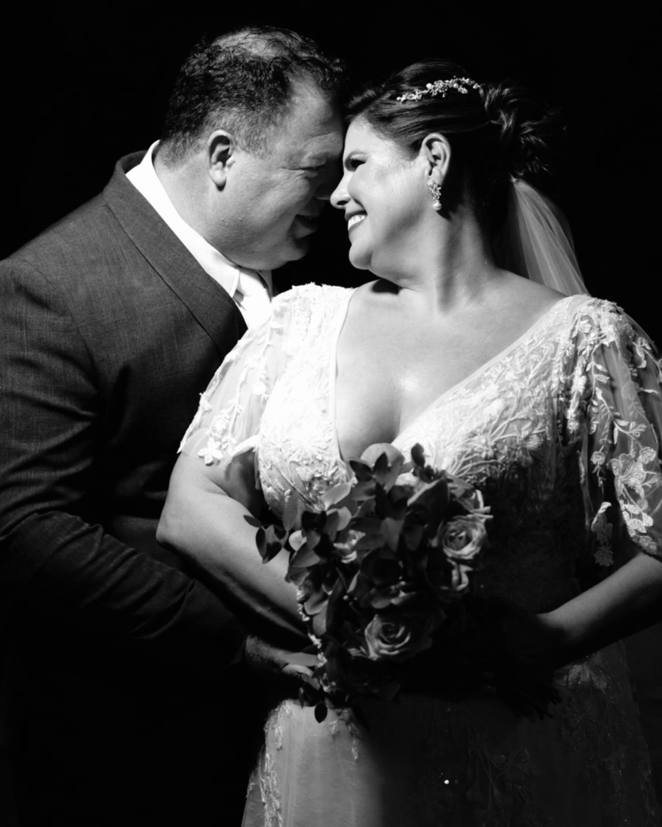 blessends_'s tweet image. Na simplicidade do preto e branco, o amor ganha vida. Nessa foto, capturamos a essência pura e atemporal desse momento especial. O contraste suave revela a intensidade das emoções, a ternura nos olhares e a conexão profunda entre os dois corações.
#casamentos2023 #noiva #noivo