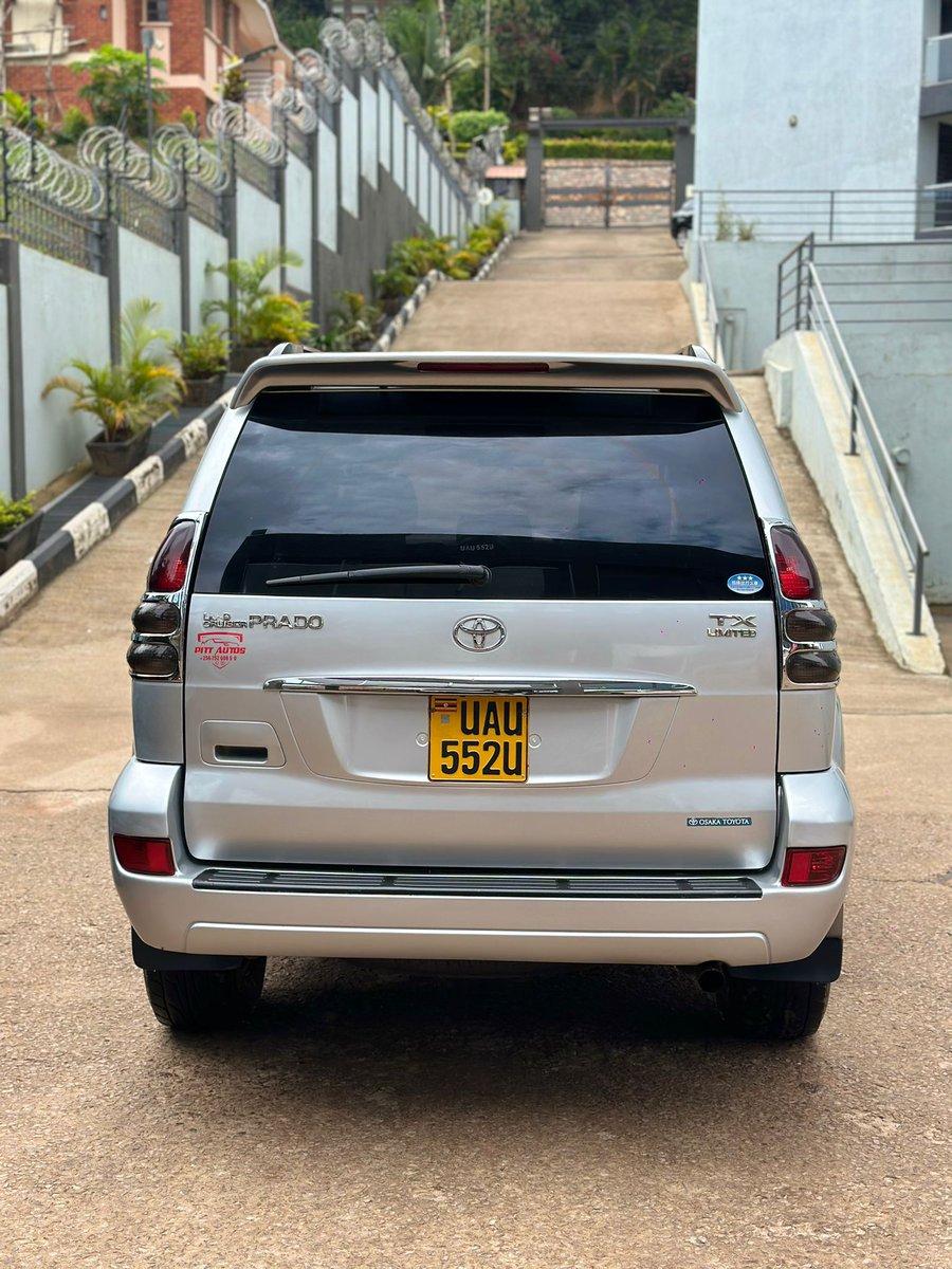 DriveNowUg's tweet photo. My close friend is selling his Toyota Land Cruiser Prado TX 2005 edition, it's still in perfect condition as a new. Has 2.7cc and a petrol engine.
#Note: He accepts installments from #Ugx40m and can you a clearing period of less than 2 months only.
Priced: #Ugx45m_Only https://t.co/gJ5pNX1x1W