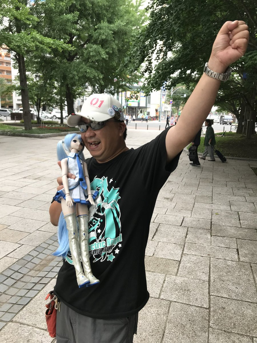 3939teitoku358P's tweet photo. @mikumiku1230 もといさんには自分がミクさんを好きになった最初の頃地元が一緒だった事もあり大変お世話になりました。
まだ心の整理が付かないと思いますが。生前は本当にいつもミクさんかわいいと言って笑顔が絶えずたまにやる気が空回りするけど凄くお優しい方でした。
心よりご冥福をお祈りします https://t.co/uO9pGTX1nu