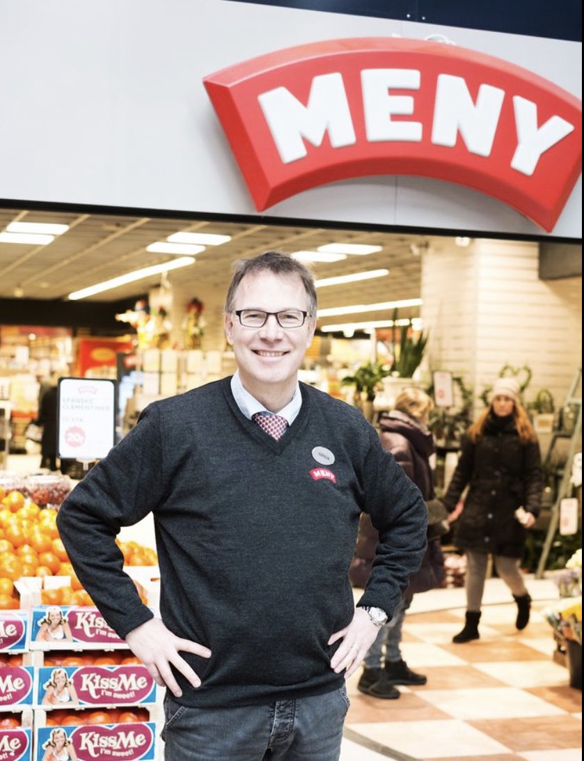 Det her er Søren købmand. Han er fandme så pisse dygtig, at han har inviteret Tilbudsr8Dioavisen forbi til at sende live-radio den 13. i Rødovre Centrum fra 13-14. Du kan stadig nå at melde dig til quizzen. Bare skriv til tilbud@r8dio.dk 
<a href="/klavsbundgaard/">Klavs Bundgaard</a>