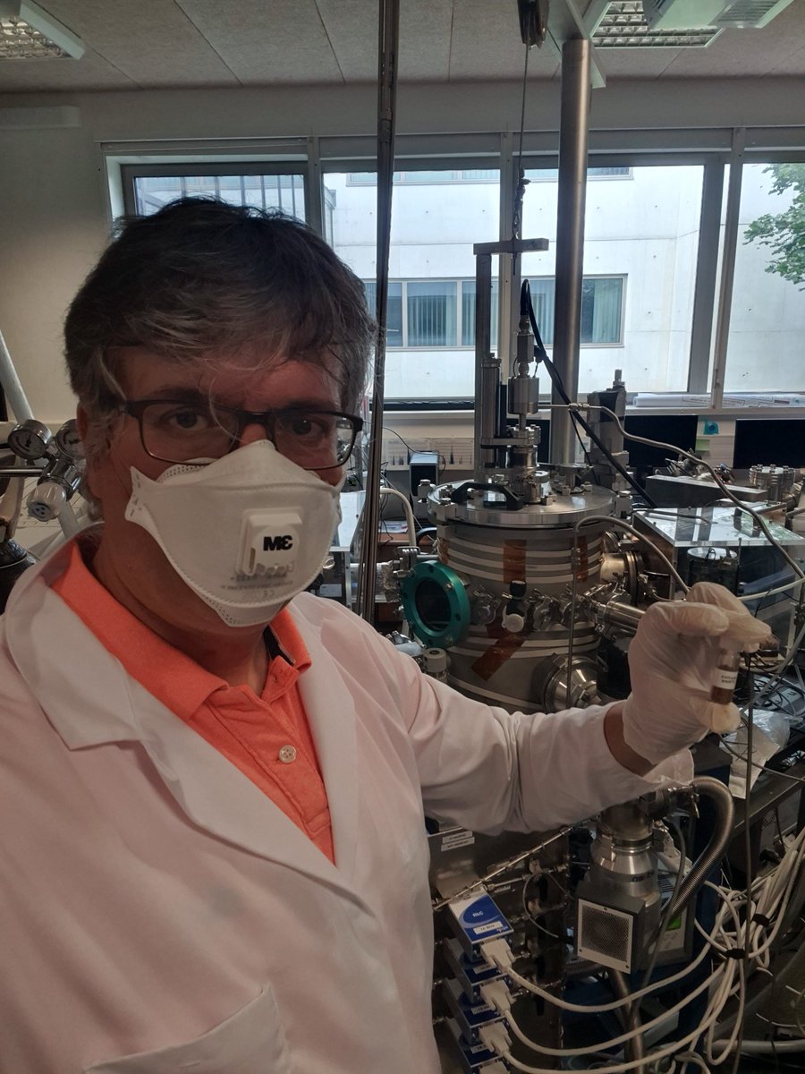 CyrilSzopa's tweet image. I haven't done it in a long time but today I collected Titan tholins produced with the PAMPRE experiment @latmos_ipsl to help developping and testing hardware of the #DraMS instrument of the @NASA Dragonfly space mission to Titan. It was a good harvest !
