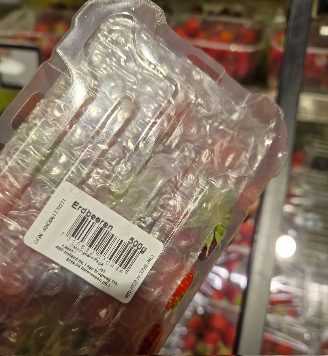 Hey <a href="/migros/">Migros</a>, wenn ihr schon anschreibt das CH Erdbeeren Aktion sind, fänd ich es auch cool wenn es wirklich CH Erdbeeren sind. Und nicht NL😅
