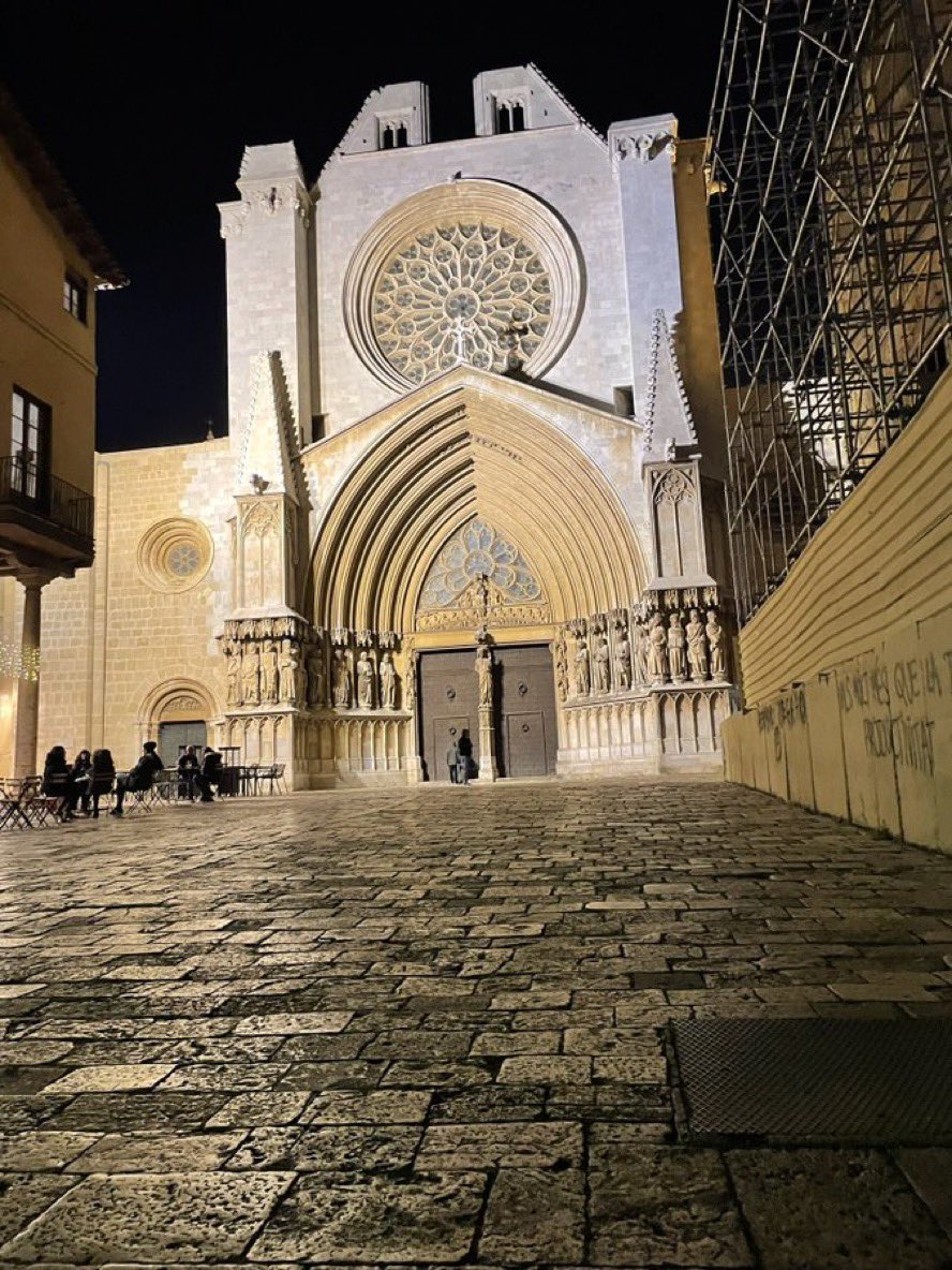 unescotarragona's tweet photo. Imatge nocturna de la @CatedralTGN. L’any 1171 l’arquebisbe de #Tarragona Hug de Cervelló llegà en el seu testament diners per construir-la. 
🙋🏻‍♀️Ens ajudeu a arribar a 1000 seguidors amb un RT? https://t.co/BPWA1xGsKW