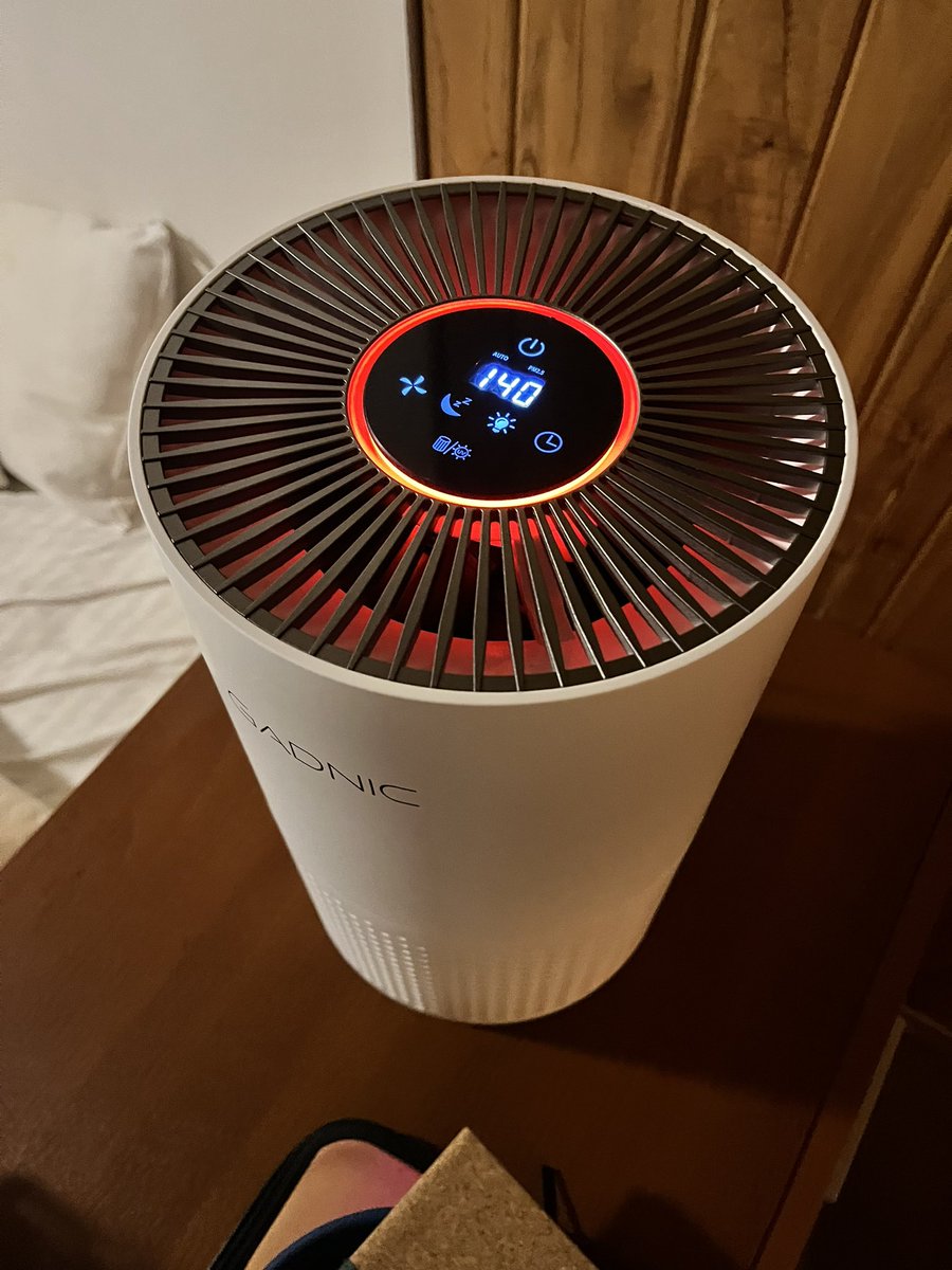 franpierna's tweet photo. me compre un purificador de aire porque me levantaba todos los dias con mocos y ni bien lo conecté se puso todo rojo https://t.co/D21qFCwlGU