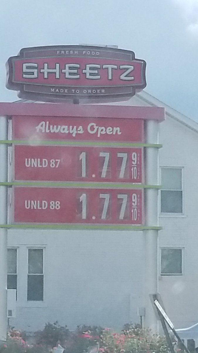 docboon's tweet image. Thanks Biden. Great job bring down gas prices! Man The economy is really humming. Vote blue.