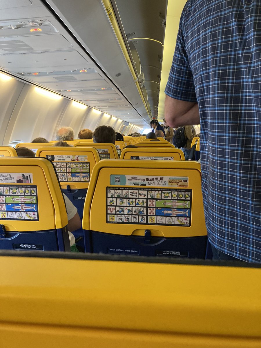 GordonCook23's tweet photo. Dublin bound #deesontour #awaydays #dfc #dundeefc https://t.co/Y0RyL48zVt