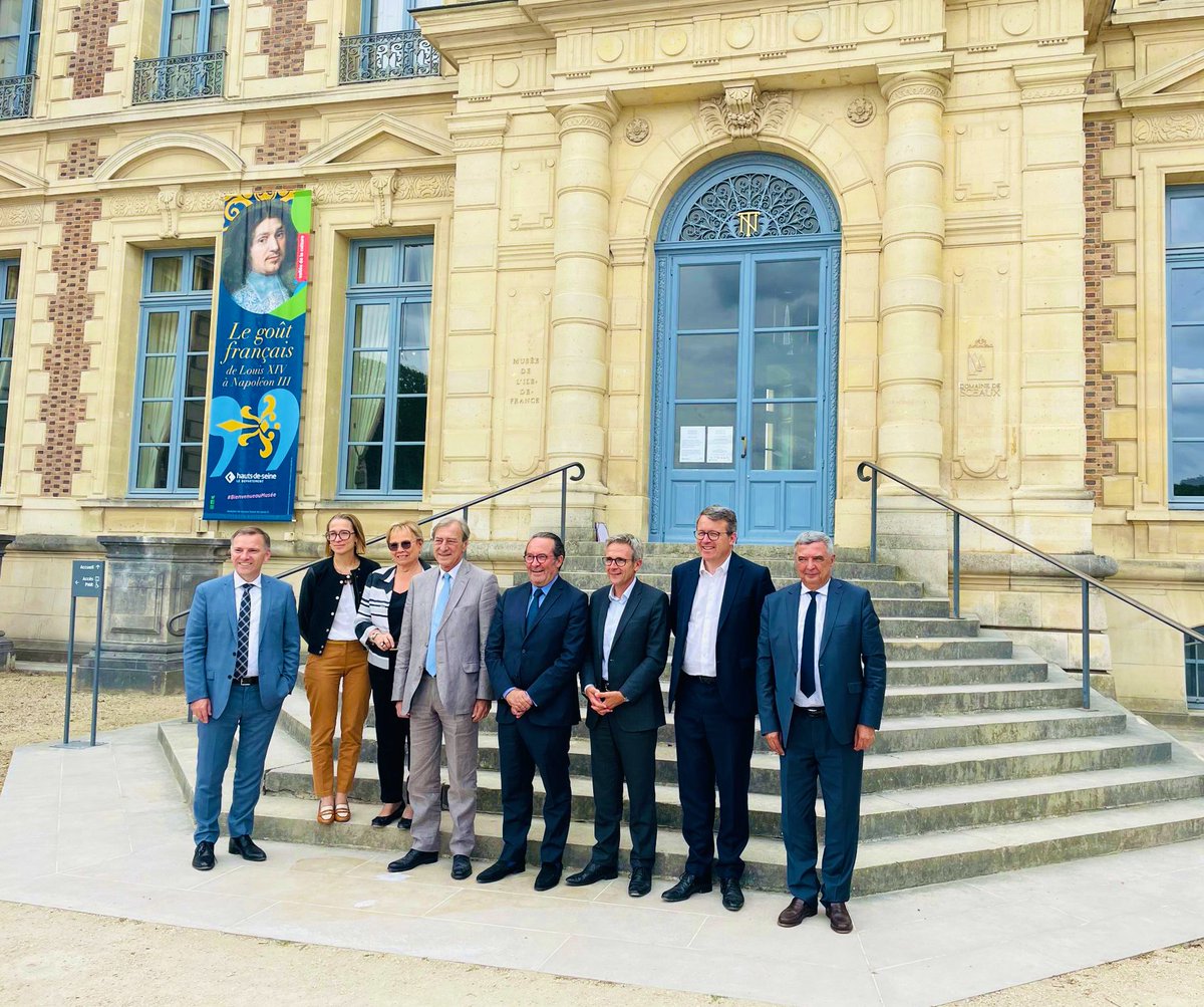 durovray's tweet photo. 🤝 Conseil d’administration du Fonds de solidarité interdépartemental d’investissement avec mes collègues départementaux d’@iledefrance dans le magnifique château de #Sceaux. Un dispositif unique en 🇫🇷 où les départements s’entraident pour financer des projets communs ! #FS2i https://t.co/U8UbHwRTX7