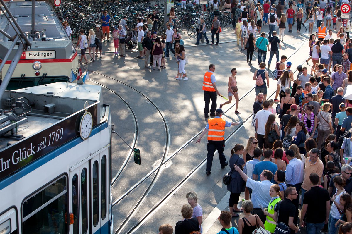 michaelbaumer's tweet image. Wenn am Freitag das @ZueriFaescht23 startet, leisten die Industriellen Betriebe der @stadtzuerich einen Sondereffort: @ewz bringt 100% Naturstrom, @vbz_zueri_linie chauffiert die ca. 2.5 Mio. Besuchenden und die Wasserversorgung stellt 630 zusätzliche Trinkwasserhähne auf. Danke!