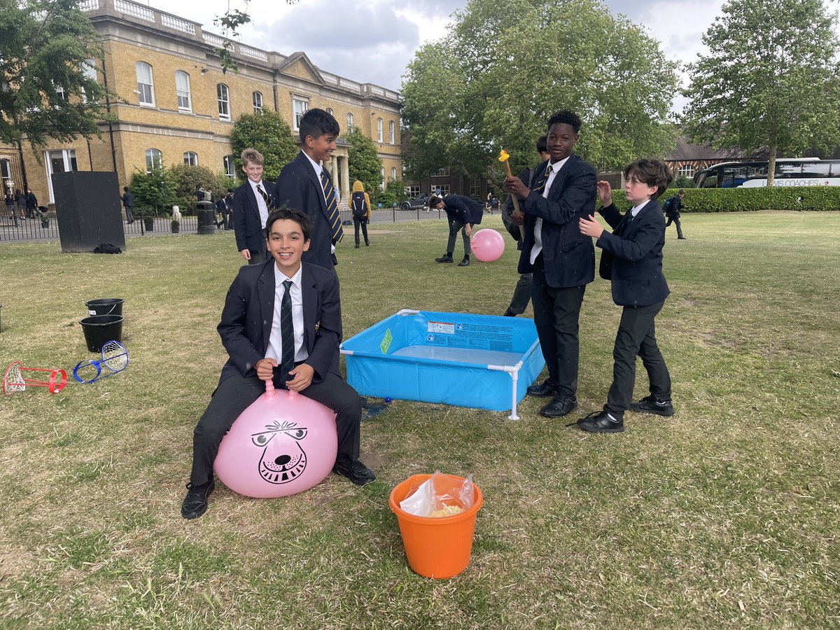 ElthamMoffat's tweet photo. Fun had with Moffat house charity today, the rain came, but some great fun was had. 🐤🐤⭐️⭐️🤩🤩 https://t.co/WqAWpp8Qqm