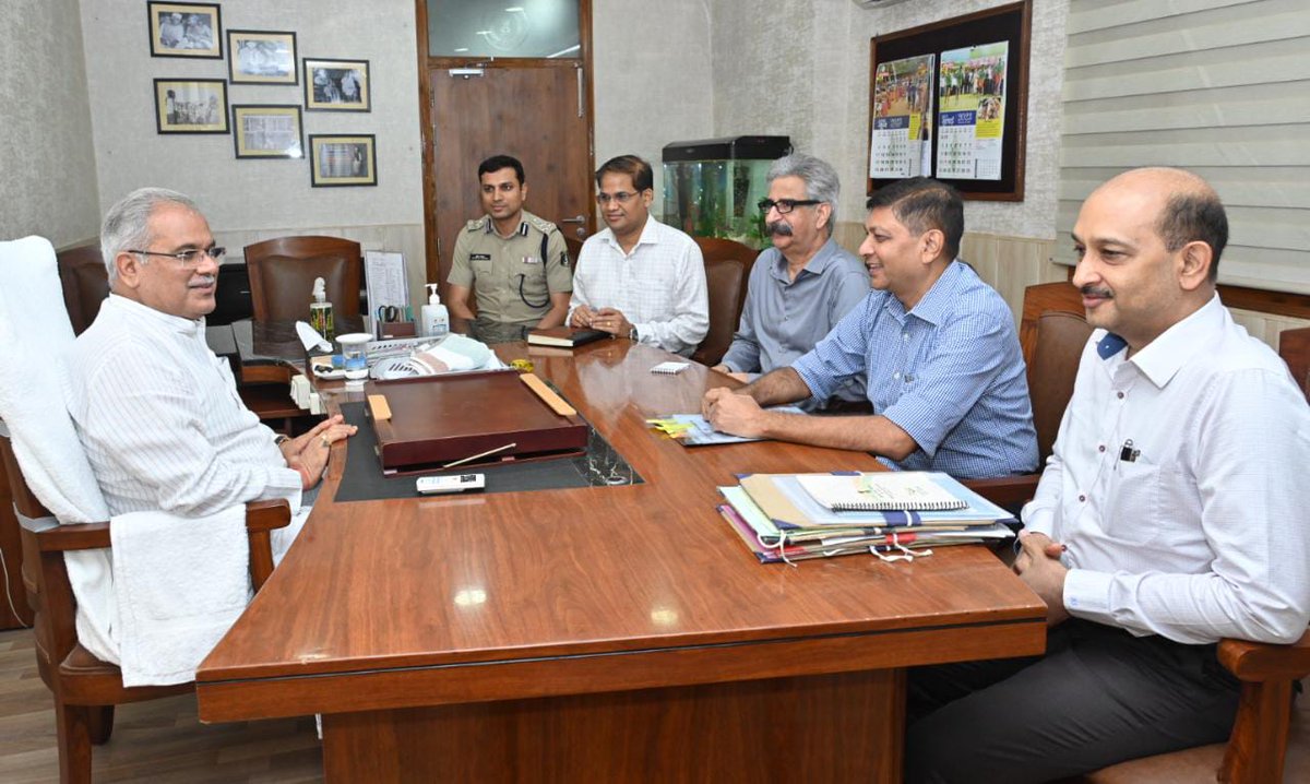 प्रधानमंत्री के राजधानी रायपुर आगमन की तैयारियों को लेकर मुख्यमंत्री <a href="/bhupeshbaghel/">Bhupesh Baghel</a> ने की हाई लेवल की बैठक

🟣 इस दौरान सीएम ने चाक चौबंद सुरक्षा व्यवस्था को सुनिश्चित करने के दिए निर्देश