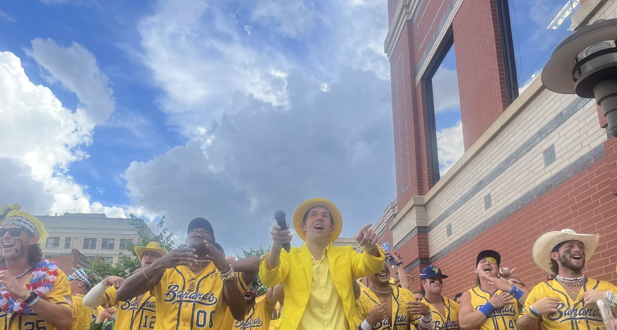 BellBobbles's tweet image. The last 2 nights at Canal Park to watch the @TheSavBananas was simply awesome. Thank you 🙏 @YellowTuxJesse and @kenbabby for bring #banana ball #worldtour to #Akron . The opportunity to see #Fanfirst ⚾️ with my family DID NOT DISAPPOINT !