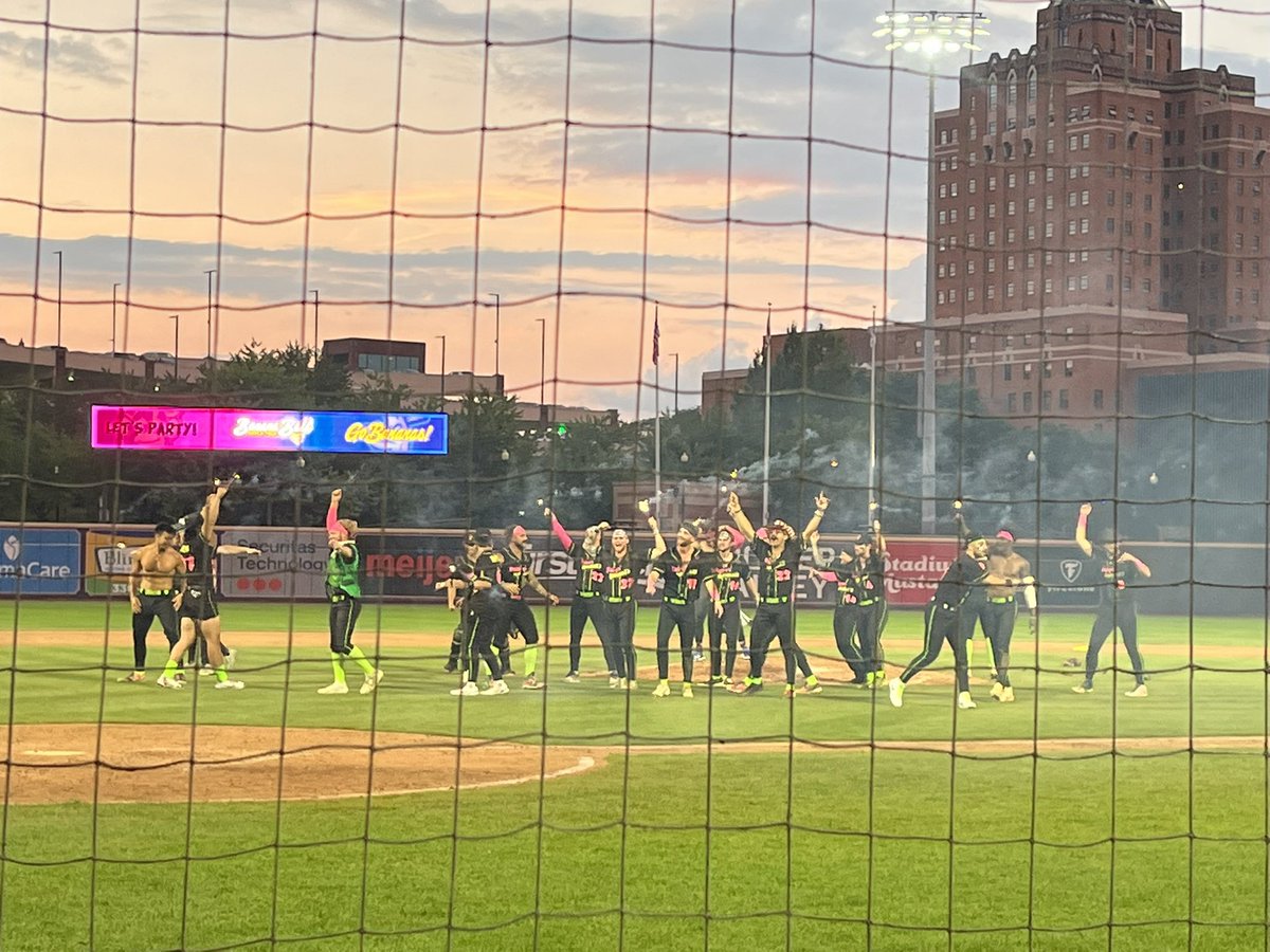 BellBobbles's tweet image. The last 2 nights at Canal Park to watch the @TheSavBananas was simply awesome. Thank you 🙏 @YellowTuxJesse and @kenbabby for bring #banana ball #worldtour to #Akron . The opportunity to see #Fanfirst ⚾️ with my family DID NOT DISAPPOINT !