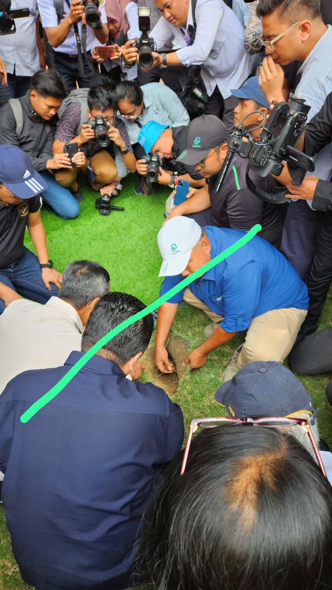 mkusumawijaya's tweet photo. Yang dijadikan contoh rumput di pinggir lapangan…😄tertutup kepala (erik?) dan tangan itu ada batas yg kelihatan. https://t.co/JUGbTuFtCo