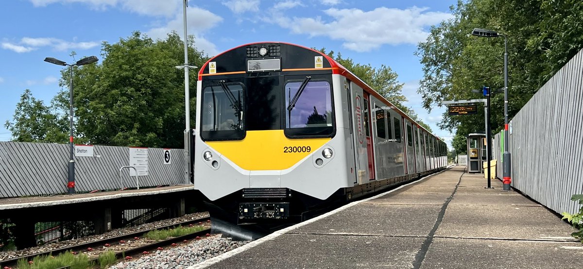 PlatformEdge1's tweet photo. Shotton โ
230009 about to depart for Wrexham Central whilst I try and find my way to the low level ๐
#Class230 https://t.co/VGFHLx3uNF