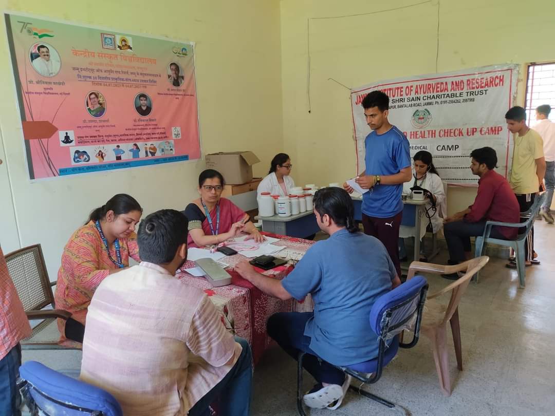 निःशुल्क 10 दिवसीय प्राकृतिक योग ध्यान उपचार शिविर श्री रणबीर परिसर जम्मू  एवं आयुर्वेद रिसर्च ऑफ इंस्टीट्यूट जम्मू  के तत्वावधान में प्रारंभ हुआ जिसमे स्थानीय लोग परिसर के शिक्षक, कर्मचारी एवं छात्र लाभान्वित होंगे । यह नियमित रूप १० दिनों तक प्रातः संचालित होगा। <a href="/shrivarakhedi/">shrinivasa varakhedi</a>