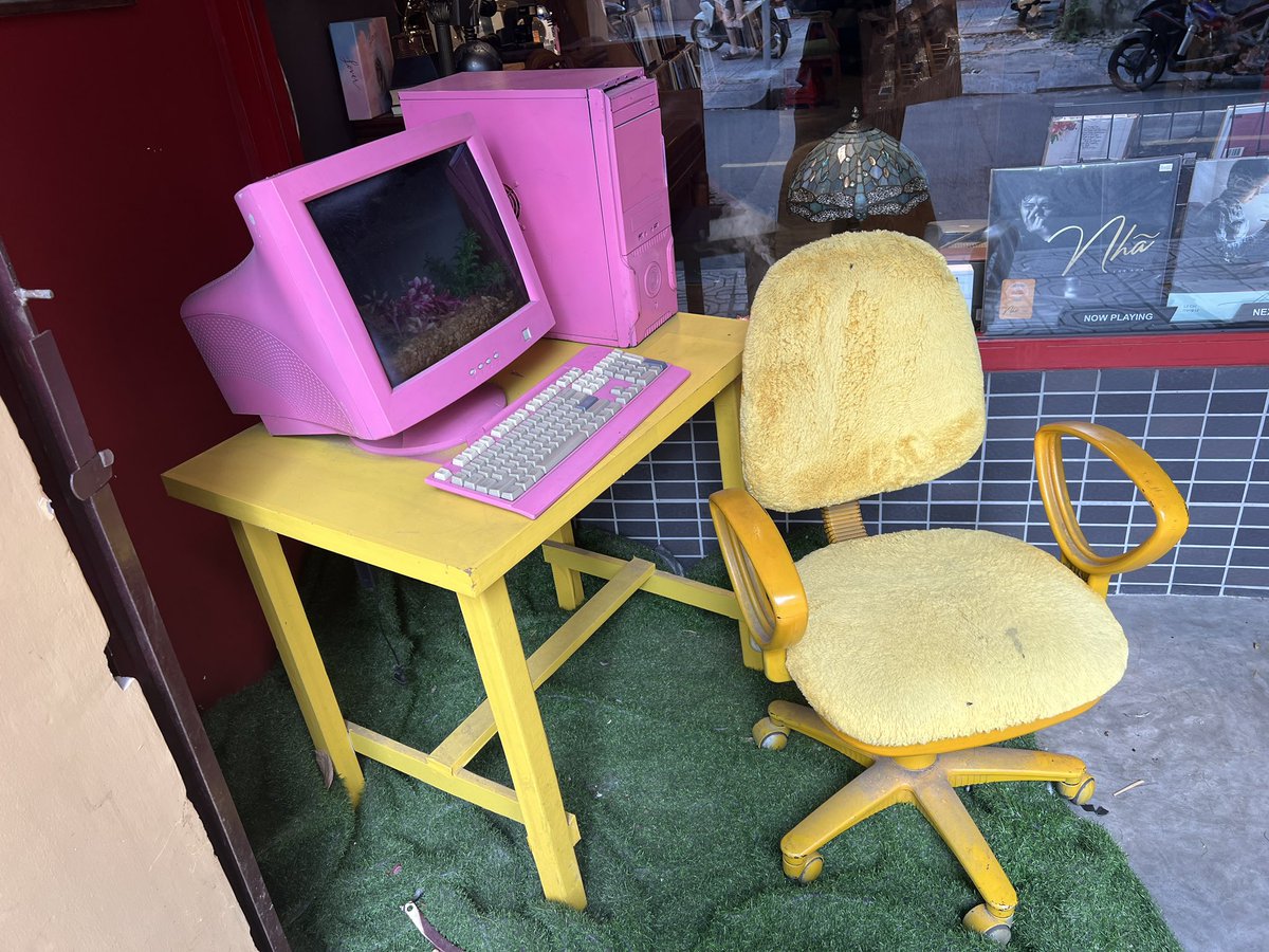 kkfilm_archive's tweet image. Vietnam. Music day. 
Got LP by Suboi and cute shibas.
#timerecords