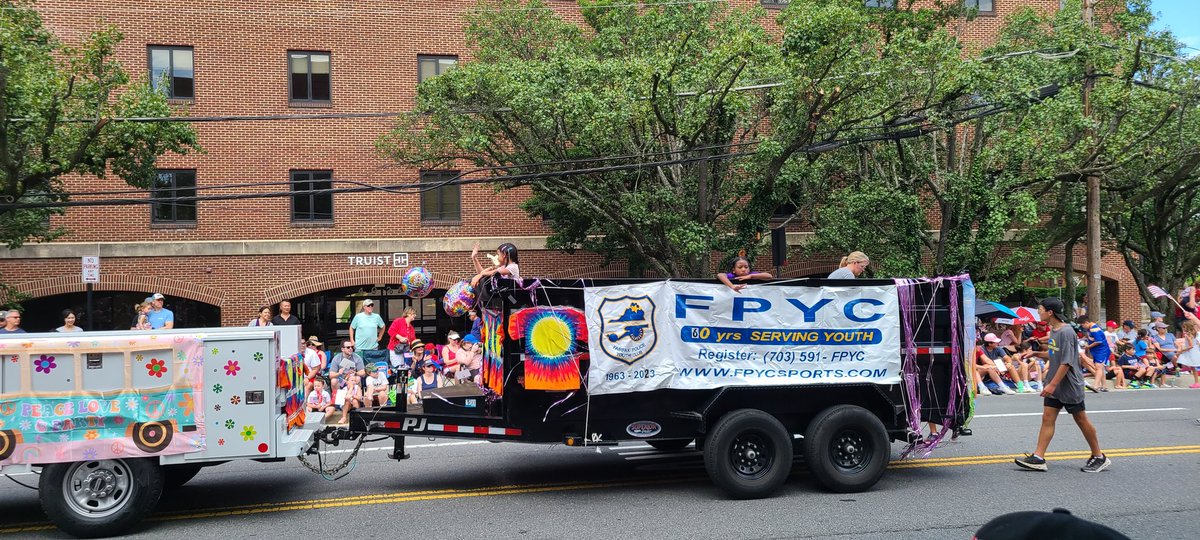 v_theclash's tweet photo. #FPYC
(My legs are tired and it is hot, but I don't want to leave!)
Marvel superheros.
And the #FairfaxHS Alumni kazoo band?? Love it!! Please play! https://t.co/S9pcUE1WYj