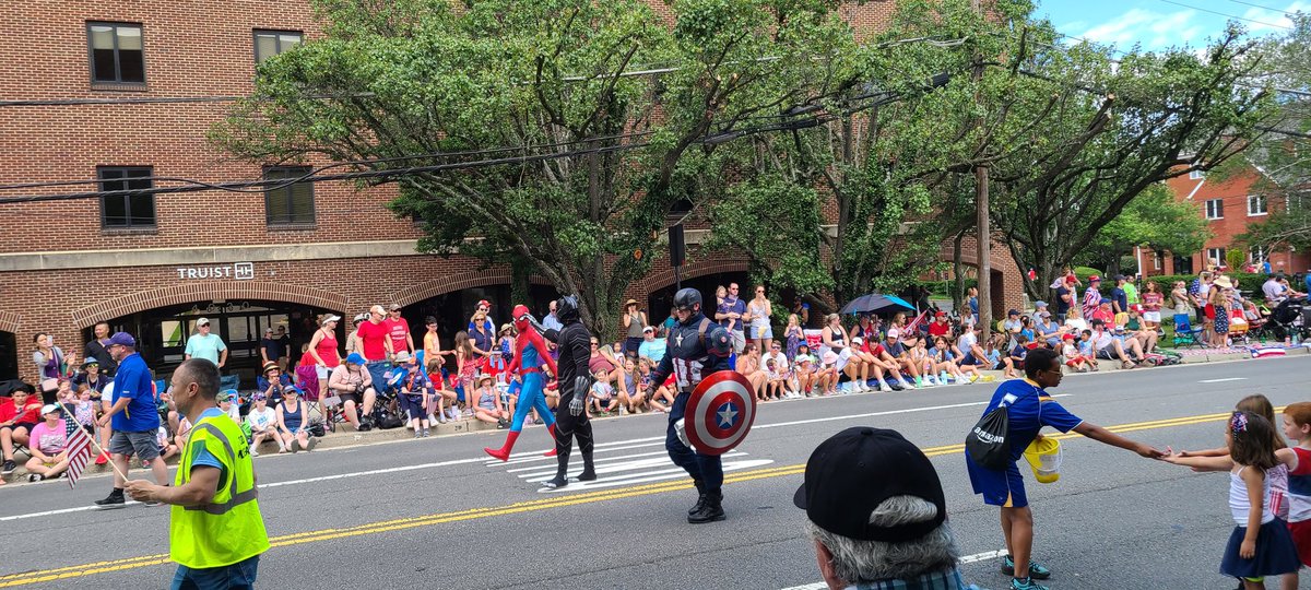 v_theclash's tweet photo. #FPYC
(My legs are tired and it is hot, but I don't want to leave!)
Marvel superheros.
And the #FairfaxHS Alumni kazoo band?? Love it!! Please play! https://t.co/S9pcUE1WYj