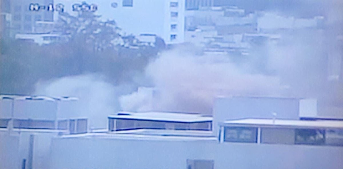 El_Universal_Mx's tweet photo. #AlertaVial    Tenemos movilización de los servicios de emergencia por un incendio de un departamento de un edificio en la esquina de Dakota y Georgia en la colonia Nápoles. Hay una persona intoxicada. Bomberos se encuentran en el lugar. 

Foto: Especial / Reporte: @isidrocorro https://t.co/v2uXUea4jq