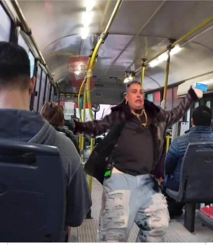 Cuando arranca el bondi JAJAJAJAJA