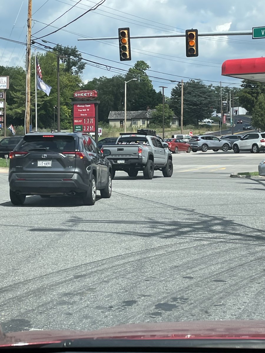 JonLissNVM's tweet photo. Zero in on the sign. $1.77 a gallon gas in Harrisonburg, VA. Thanks Joe Biden. #cheapgas https://t.co/Ks0Thv8TF4
