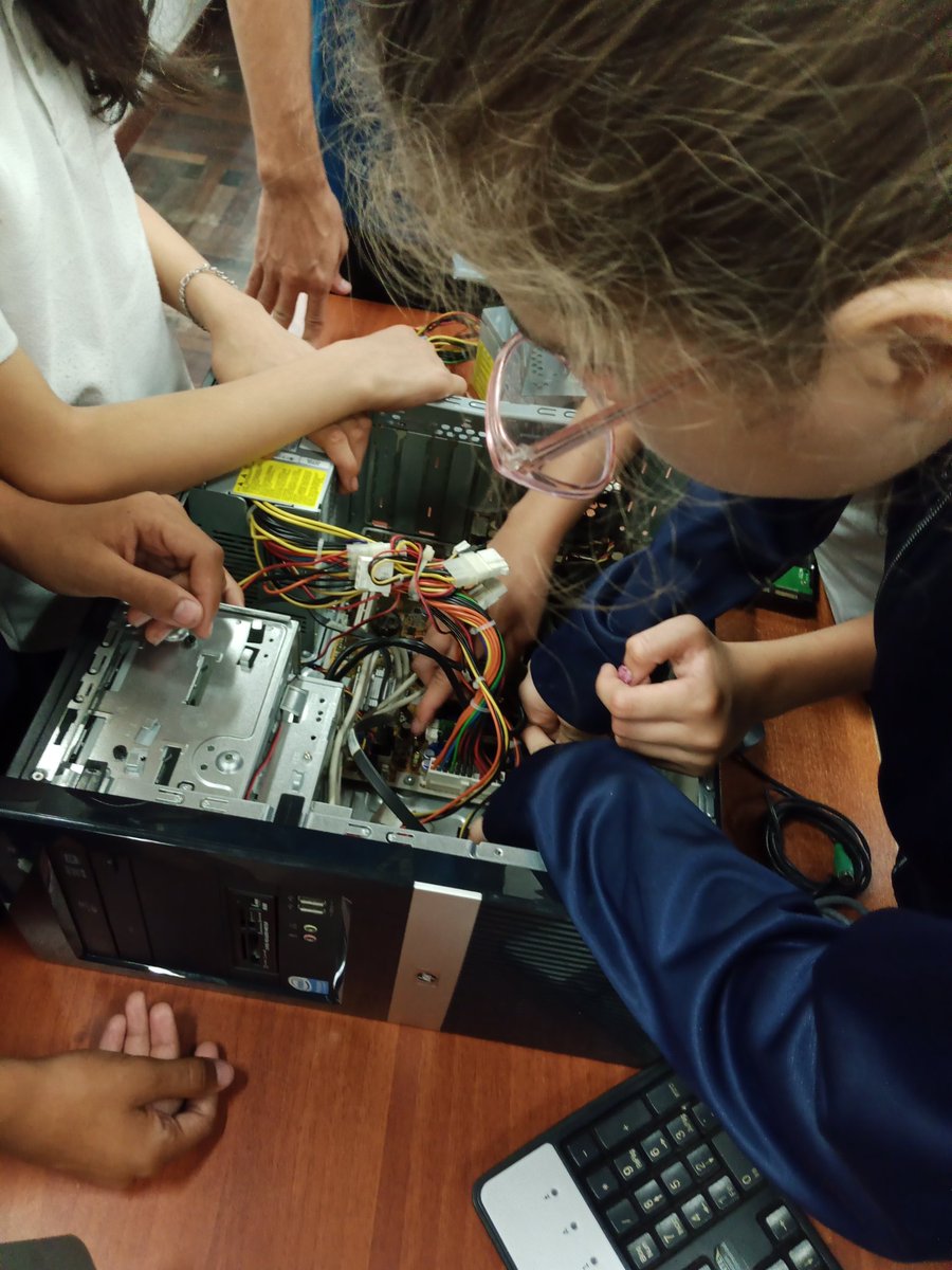 CNTI_VE's tweet photo. #TeLoContamos

El Centro Nacional de Tecnologías de Información dice presente en la ruta de los Semilleros Científicos.

En esta ocasión las niñas y niños del Complejo Educativo Fermín Toro aprenden sobre los componentes que forman parte de un computador 🧑🏽‍💻👨🏻‍💻 https://t.co/HsjjCLQmyR