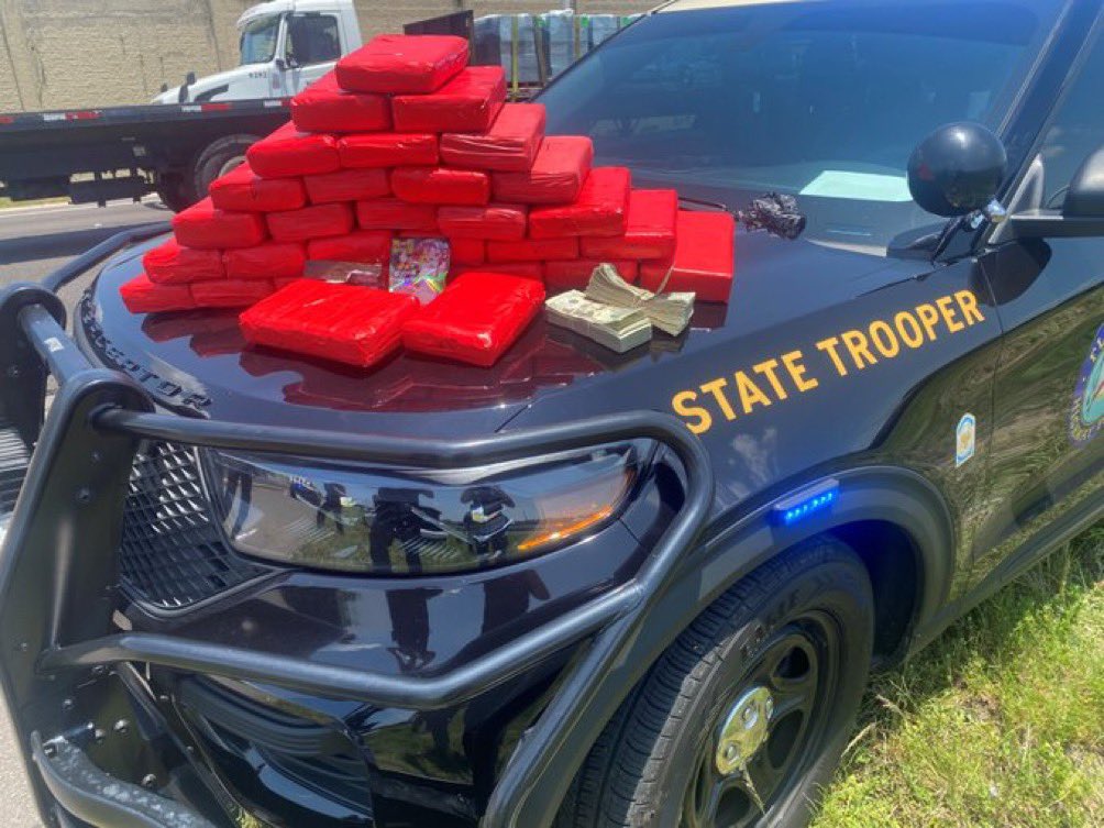 SaycheeseDGTL's tweet photo. 2 men in Tampa were caught with 78 pounds of cocaine during a traffic stop. The police had the dog search their vehicle because the driver was acting “overly nervous” https://t.co/Algnnn2gMV