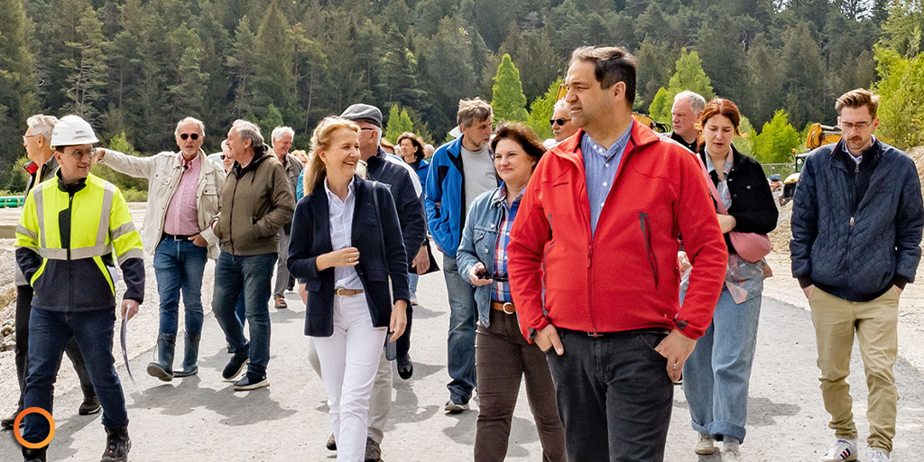 Eine Gruppe der Freien Wähler hat am 20.05. die Baustelle Geretsried besichtigt und sich über das Projekt und die Technologie des Eavor Loop™ erkundigt. - eavor-geretsried.de/besuch-der-fre…

#Eavor #Energie #EavorGeretsried #Geothermie #Erdwärme #EnergyForEavor #Energiewende #Wärmewende