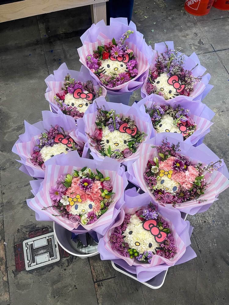 elegantcritters's tweet photo. hello kitty and my melody bouquets ♡ https://t.co/O9XIQ8fo09